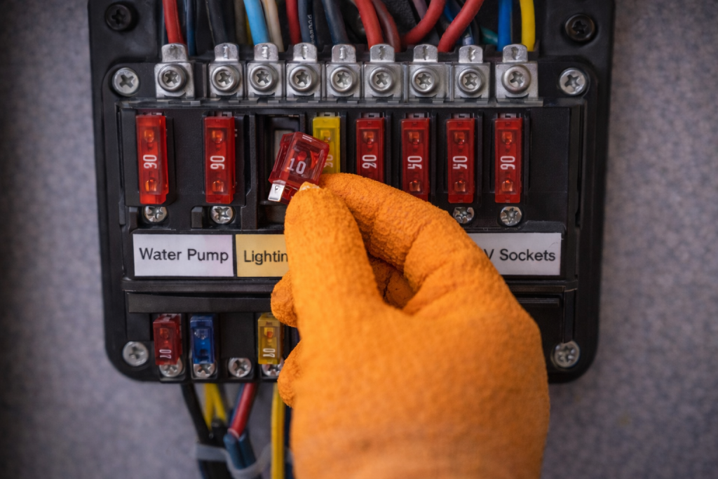 Removing a 12V blade fuse from caravan fuse panel